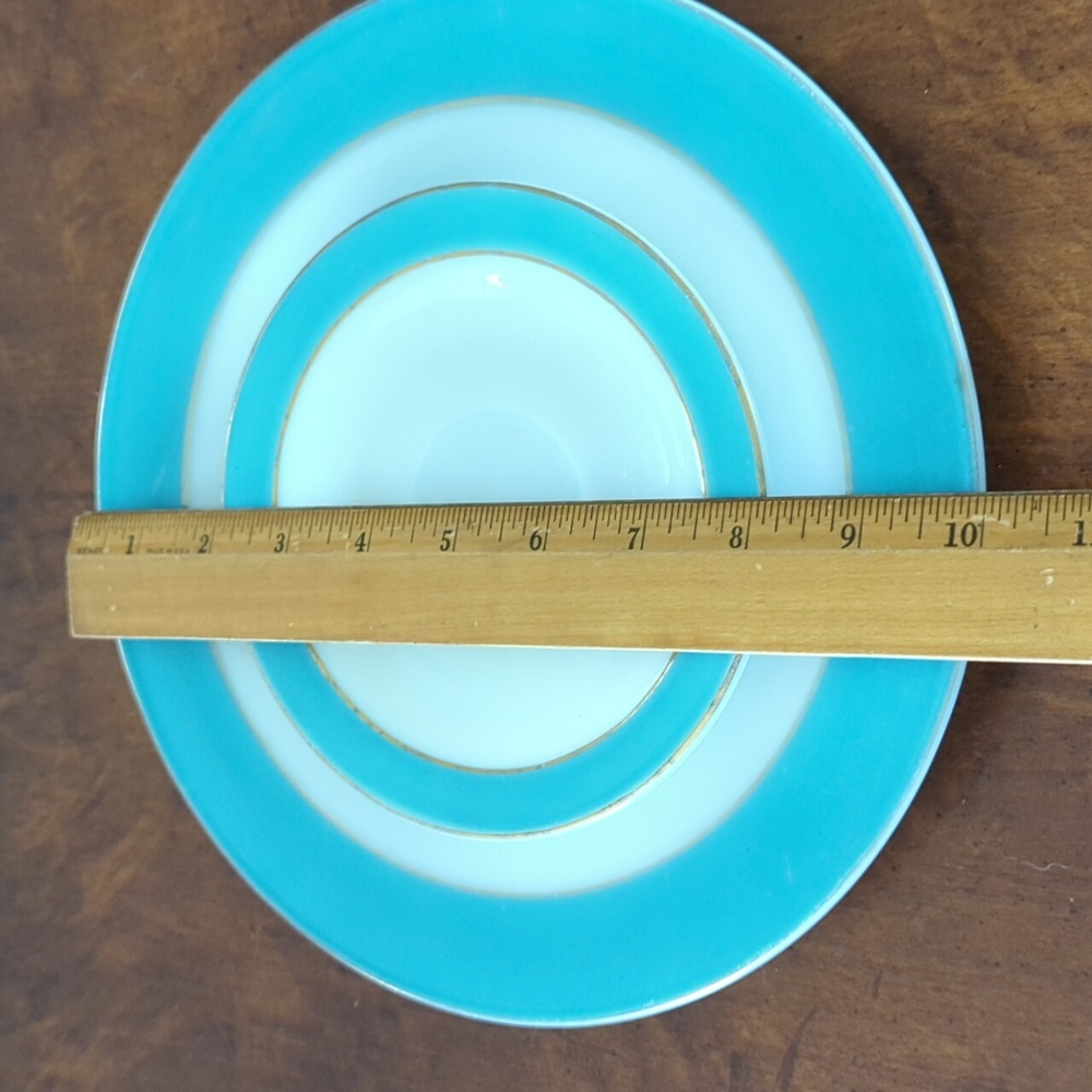 3 Vintage turquoise Pyrex plates and 1 saucer - Picture 7 of 8